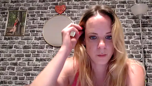 Snapshot of SexyMilf_37 chatting on May 27, 8:06 pm SexyMilf 37 online show from May 27, 8:06 pm