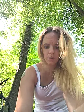 Snapshot of SexyMilf_37 chatting on May 29, 10:35 am SexyMilf 37 online show from May 29, 10:35 am