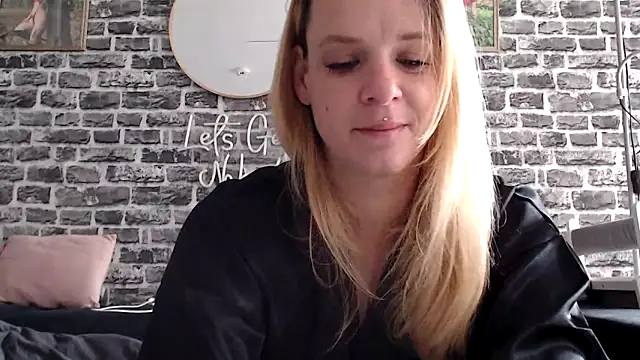 Snapshot of SexyMilf_37 chatting on June 14, 11:12 am SexyMilf 37 online show from June 14, 11:12 am