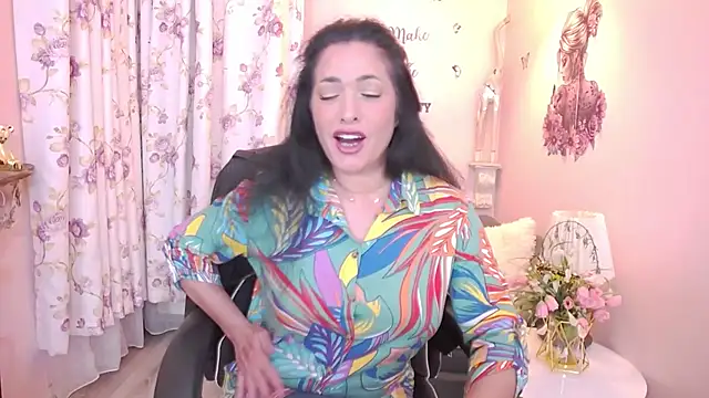 Snapshot of MyLovOne chatting on April 19, 11:20 am MyLovOne online show from April 19, 11:20 am