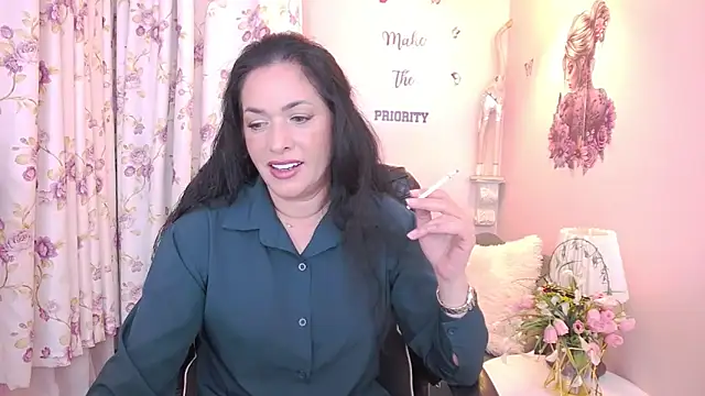 Snapshot of MyLovOne chatting on April 21, 8:20 am MyLovOne online show from April 21, 8:20 am