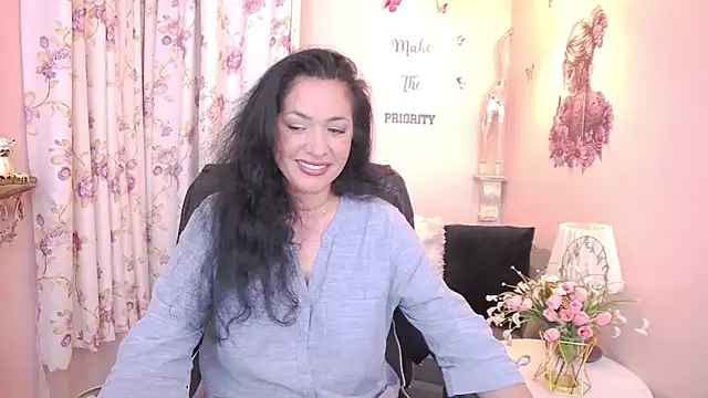 Snapshot of MyLovOne chatting on May 12, 12:35 pm MyLovOne online show from May 12, 12:35 pm