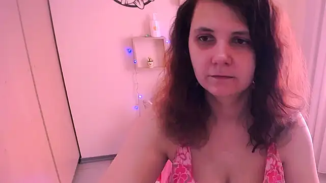 Snapshot of TwoBigSuns chatting on July 14, 7:35 am TwoBigSuns online show from July 14, 7:35 am