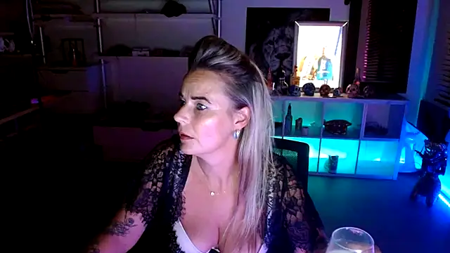 Snapshot of Mrs-Aurora chatting on October 8, 8:50 pm Mrs-Aurora online show from October 8, 8:50 pm