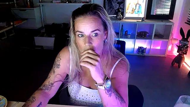 Snapshot of Mrs-Aurora chatting on October 15, 12:49 pm Mrs-Aurora online show from October 15, 12:49 pm