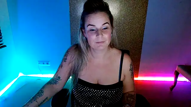 Snapshot of Mrs-Aurora chatting on December 4, 7:33 pm Mrs-Aurora online show from December 4, 7:33 pm