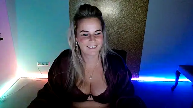 Snapshot of Mrs-Aurora chatting on December 16, 9:09 pm Mrs-Aurora online show from December 16, 9:09 pm