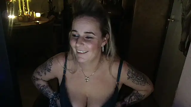 Snapshot of Mrs-Aurora chatting on February 6, 11:08 pm Mrs-Aurora online show from February 6, 11:08 pm