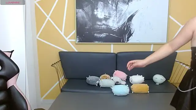 olivia russo  online show from November 7, 8:20 pm