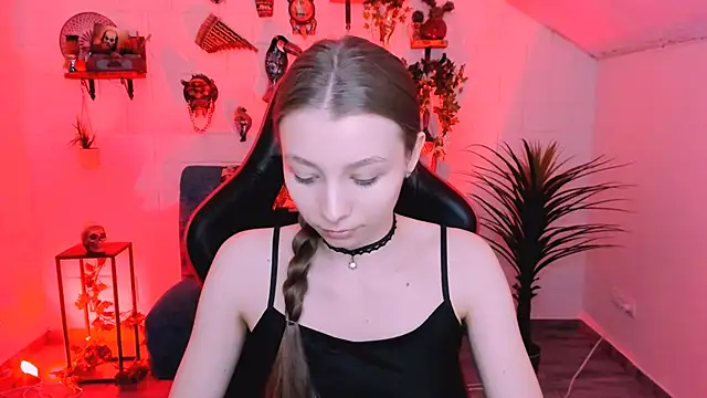 JulieDaniel online show from April 7, 8:37 am