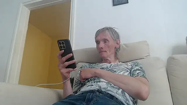 Snapshot of k74robert chatting on November 4, 9:30 am k74robert online show from November 4, 9:30 am