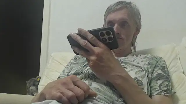 Snapshot of k74robert chatting on November 7, 9:48 pm k74robert online show from November 7, 9:48 pm