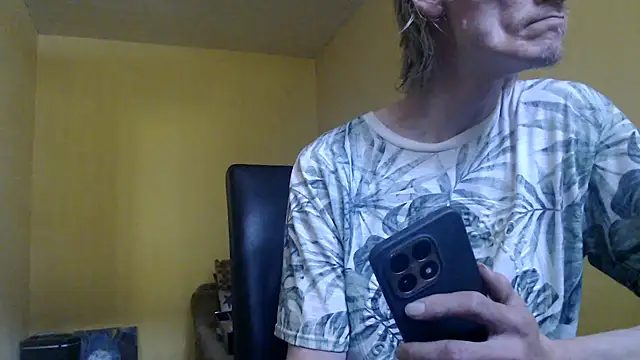 Snapshot of k74robert chatting on November 8, 11:32 am k74robert online show from November 8, 11:32 am