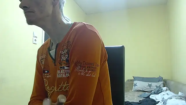 Snapshot of k74robert chatting on January 17, 9:58 am k74robert online show from January 17, 9:58 am