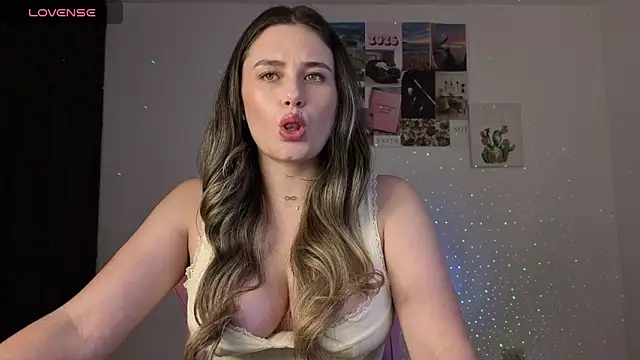 Snapshot of Veronika__Winslow_ chatting on May 14, 5:14 am Veronika Winslow online show from May 14, 5:14 am