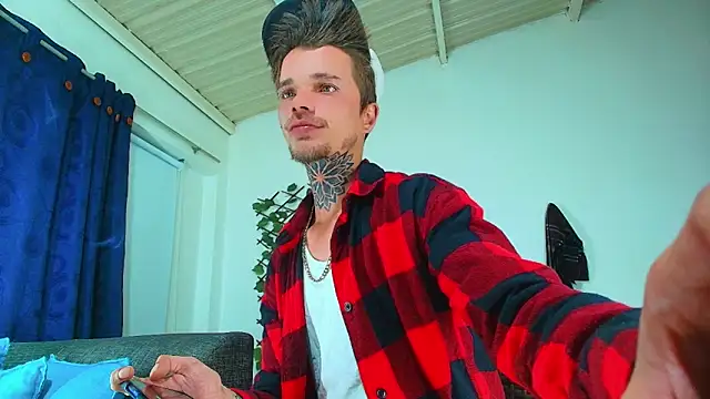 Snapshot of Gold_Loyal77 chatting on September 18, 4:58 am Gold Loyal77 online show from September 18, 4:58 am