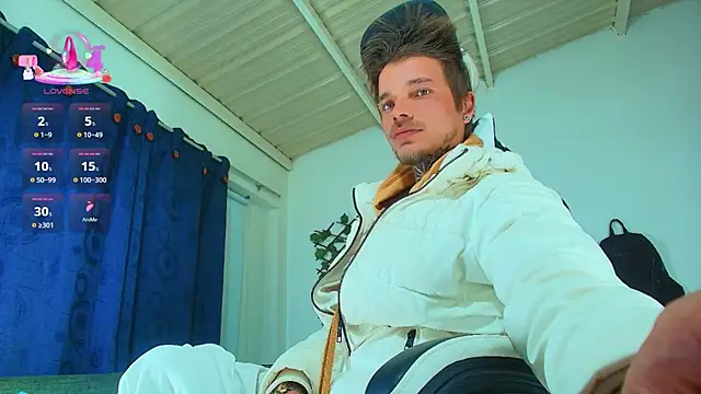 Snapshot of Gold_Loyal77 chatting on November 2, 6:05 am Gold Loyal77 online show from November 2, 6:05 am