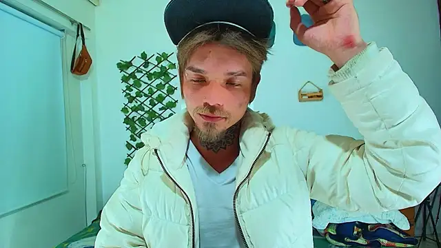 Snapshot of Gold_Loyal77 chatting on February 8, 6:06 am Gold Loyal77 online show from February 8, 6:06 am