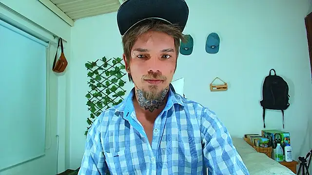 Snapshot of Gold_Loyal77 chatting on February 10, 7:12 am Gold Loyal77 online show from February 10, 7:12 am