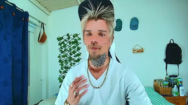 Snapshot of Gold_Loyal77 chatting on February 13, 11:23 pm Gold Loyal77 online show from February 13, 11:23 pm