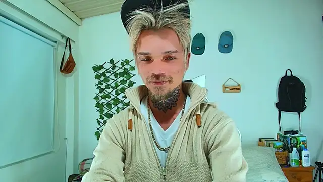 Snapshot of Gold_Loyal77 chatting on February 15, 5:48 am Gold Loyal77 online show from February 15, 5:48 am