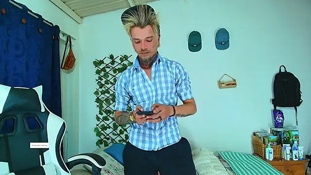 Snapshot of Gold_Loyal77 chatting on February 25, 6:01 am Gold Loyal77 online show from February 25, 6:01 am