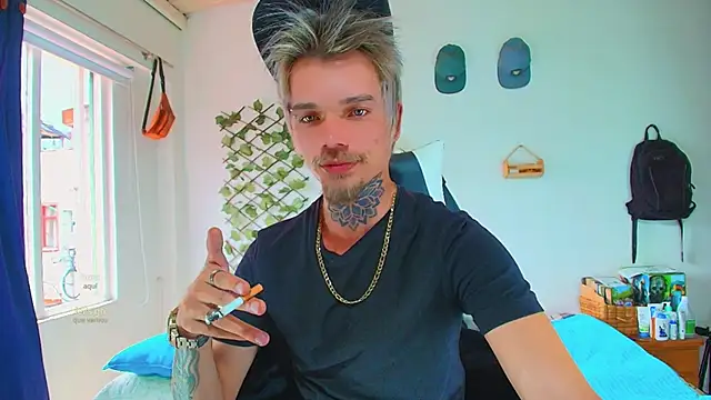 Snapshot of Gold_Loyal77 chatting on March 3, 3:51 pm Gold Loyal77 online show from March 3, 3:51 pm