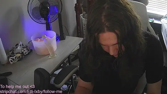 Snapshot of Elli-Ixby chatting on November 13, 4:17 pm Elli-Ixby online show from November 13, 4:17 pm