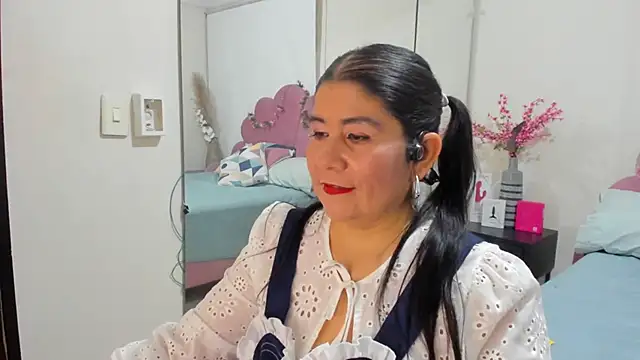 kiraGeiner online show from March 23, 9:30 pm