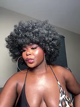 Snapshot of WomanNextdoor1 chatting on May 6, 1:47 am WomanNextdoor1 online show from May 6, 1:47 am
