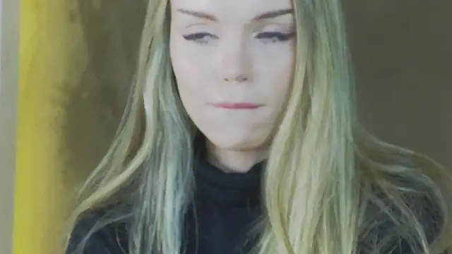 Snapshot of MarilynNova chatting on April 29, 4:27 am MarilynNova online show from April 29, 4:27 am