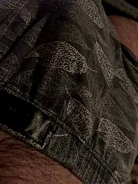 Snapshot of MuzzyFacing chatting on December 2, 10:27 pm MuzzyFacing online show from December 2, 10:27 pm