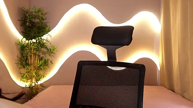 Emma and Issac online show from March 26, 8:47 pm