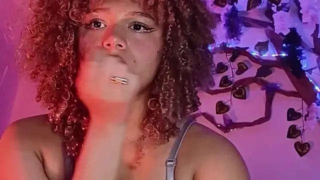 Snapshot of Blondiecurly chatting on February 18, 3:19 pm Blondiecurly online show from February 18, 3:19 pm