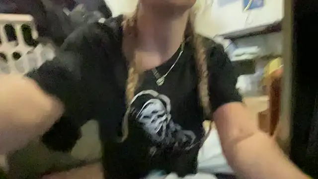 Snapshot of sweetceeme chatting on October 27, 12:04 am sweetceeme online show from October 27, 12:04 am