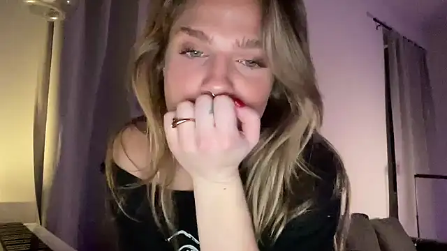 Snapshot of sweetceeme chatting on February 23, 3:04 am sweetceeme online show from February 23, 3:04 am