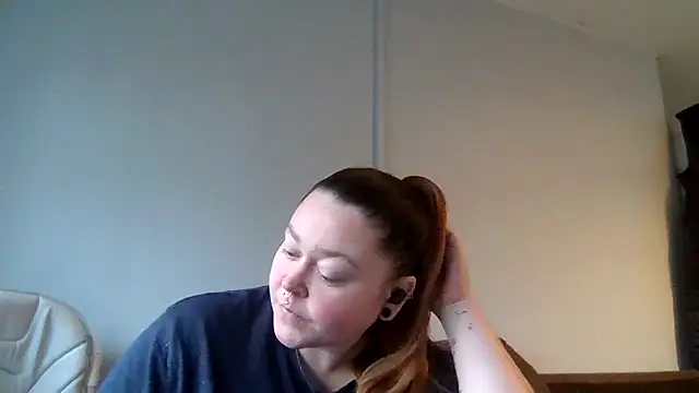 CurvyAlaya online show from February 3, 4:12 pm