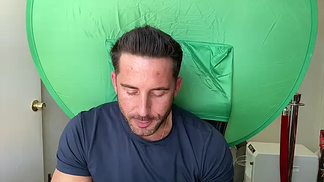 Snapshot of brettmycles28 chatting on May 27, 9:23 pm brettmycles28 online show from May 27, 9:23 pm