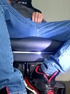 Snapshot of Bosssweet22cm chatting on November 25, 11:38 pm Bosssweet22cm online show from November 25, 11:38 pm