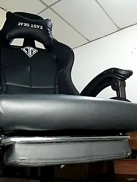 Snapshot of Bosssweet22cm chatting on December 16, 4:06 am Bosssweet22cm online show from December 16, 4:06 am