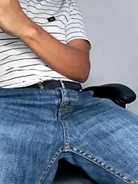 Snapshot of Bosssweet22cm chatting on February 13, 12:28 am Bosssweet22cm online show from February 13, 12:28 am