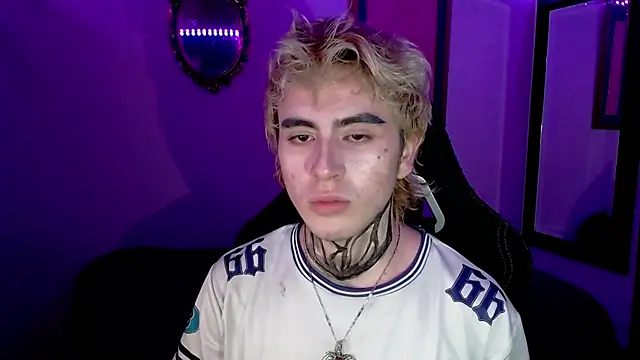 Snapshot of DanteObscuro chatting on November 16, 2:39 am DanteObscuro online show from November 16, 2:39 am