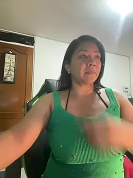 Snapshot of hiilarybrown chatting on April 28, 11:32 pm hiilarybrown online show from April 28, 11:32 pm