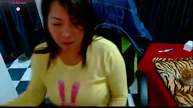 Snapshot of hiilarybrown chatting on July 15, 2:06 am hiilarybrown online show from July 15, 2:06 am