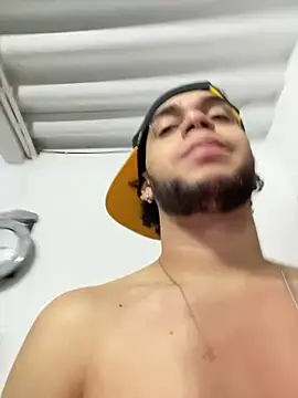 Snapshot of enzo_vittale03_ chatting on February 5, 12:26 am enzo vittale03 online show from February 5, 12:26 am