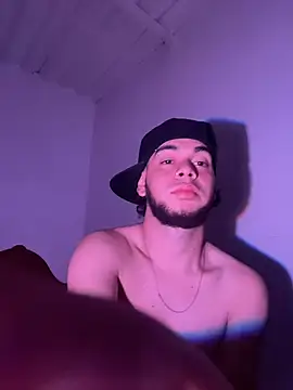 Snapshot of enzo_vittale03_ chatting on February 15, 5:04 am enzo vittale03 online show from February 15, 5:04 am