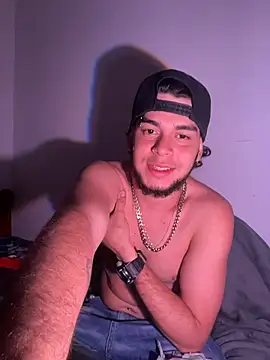 Snapshot of enzo_vittale03_ chatting on February 18, 3:46 am enzo vittale03 online show from February 18, 3:46 am