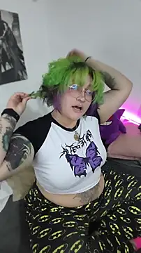 Snapshot of XxGreenGoodxX chatting on April 22, 8:21 pm XxGreenGoodxX online show from April 22, 8:21 pm