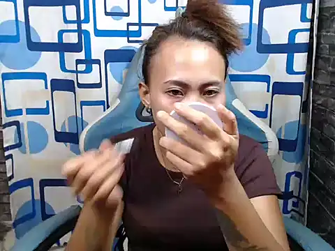Snapshot of joanpetite chatting on April 24, 11:07 pm joanpetite online show from April 24, 11:07 pm