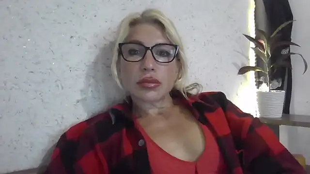 Snapshot of fox_red_lady7 chatting on October 1, 12:11 pm fox red lady7 online show from October 1, 12:11 pm